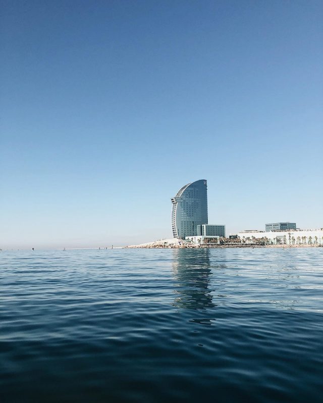 Barcellona è entrata nella Fase 1. Qui in Spagna le fasi sono diverse rispetto all’Italia, hanno dato la possibilità di aprire a bar e ristoranti con terrazze e spazi aperti, via libera all’asporto, all’apertura di piccoli negozi e a ritrovi tra amici e parenti con un massimo di persone. 
In tutto questo però, possiamo uscire di casa solo dalle 6 alle 10 e dalle 20 alle 23, mentre di giorno possono uscire solo famiglie, anziani e lavoratori.

Aspettando la possibilità di prendere un volo in sicurezza per rientrare a casa, intanto ci godiamo albe e tramonti spagnoli♥️