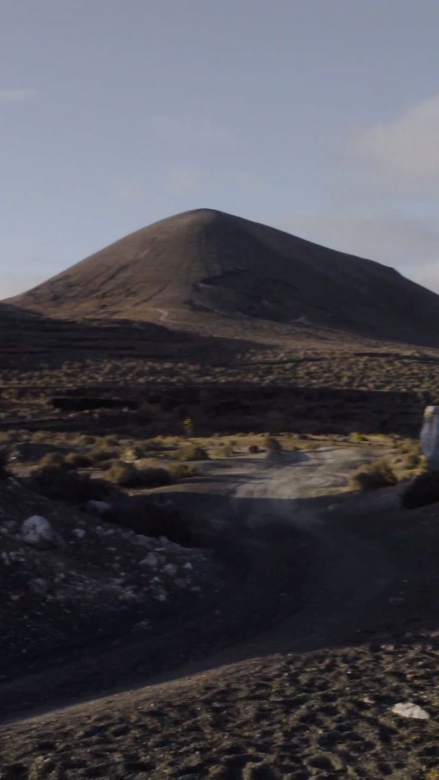 “A Lanzarote”. Un’isola, uno stile di vita, uno spazio in cui umanità e natura hanno imparato a convivere, fino ad oggi. “A Lanzarote” è una lode all’equilibrio che punta a far riflettere sul ruolo della natura per la nostra esistenza e di come, in un futuro sempre più imprevedibile, ci sia la necessità di ritrovare una relazione con le meraviglie naturali che ci circondano. “A Lanzarote” vuole essere un’inizio di un percorso che vede la combinazione di natura, design e artigianato locale per promuovere una mentalità di viaggio e vita sostenibili. Questo è Kiwi sotto un’altra veste, la  nostra.🌊 Short Film ambientato a Lanzarote (Canarie, Spagna) è stato realizzato da @federico.girotto e @valentinalovat durante il periodo di quarantena, aprile 2020, utilizzando materiali registrati in passato. 
Short film completo su IGTV🎞

#Lanzarote