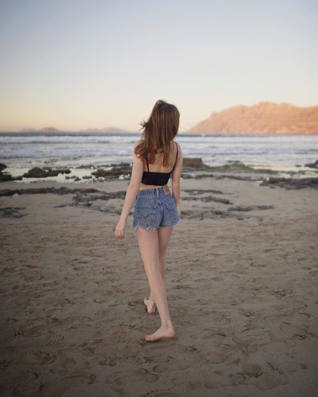 “Lost in” - as my fav travel journalist @sara_izzi always says.🥰
Questa volta, o come sempre, mi perdo tra la la spuma delle onde che si infrangono sulla spiaggia; mi perdo tra i minuscoli granelli di sabbia, alla ricerca di plastica da raccogliere e conchiglie da ammirare; mi perdo nel calore dell’isola e delle persone; mi ritrovo improvvisamente felice, nell’acqua con la muta pronta per prendere l’onda e tornare a riva.🌊 Tu, quando ti perdi dove ti ritrovi?

#Lanzarote #portrait_vision #damestravel #citizenfemme #oceanwomen #somewheremagazine #sonyalpha #vscogram #surfermag #vintageoutfit #canaryislands #visitlanzarote #lanzaroteisland #lanzarotephotographer #faremagazine #exploretheworld #kiwithexplorer