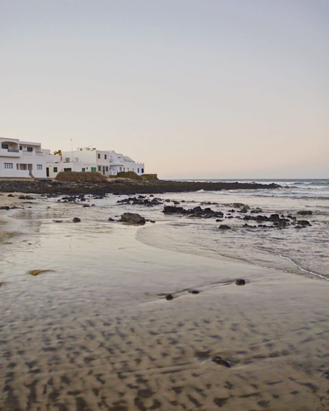 Lanzarote - Canarias - Spain - Atlantic Ocean.
Le casette bianche che si affacciano sull’oceano con le onde che si infrangono sugli scogli li appresso sono uno dei ricordi più cari di Lanzarote.💙
Due volte al giorno l’atmosfera si calma, l’acqua si ritira lontana seguendo i cicli di marea e facendo uscire le rocce laviche all’aria aperta.😍 #Lanzarote #visitlanzarote @turismolzt #lanzaroteisland #lanzaroteworld #famara #isladelanzarote #canarias #somewheremagazine #somewheremagazinetravel #surfersjournal #topcanariasphoto #thefolknature #kiwithexplorer
